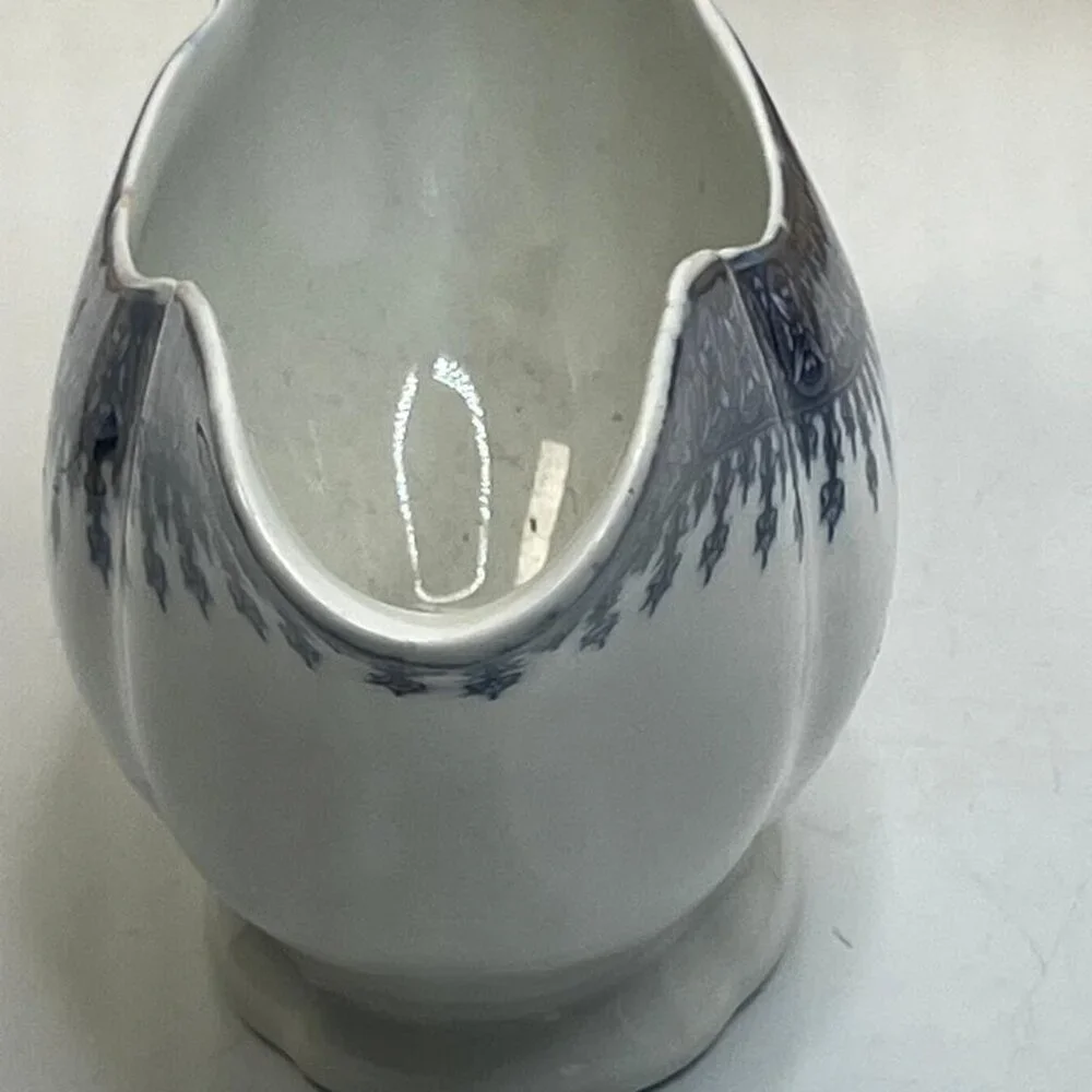 Elegant Vintage White Porcelain Gravy Boat with Blue Floral Pattern and Gold - Picture 5 of 6